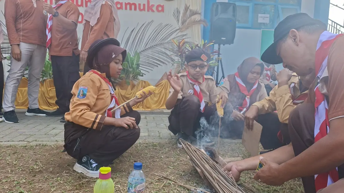 ASAH KEMANDIRIAN: Siswa mengikuti perkemahan berkebutuhan khusus di SLB Negeri Ngadirojo, Pacitan, Jumat (7/8).