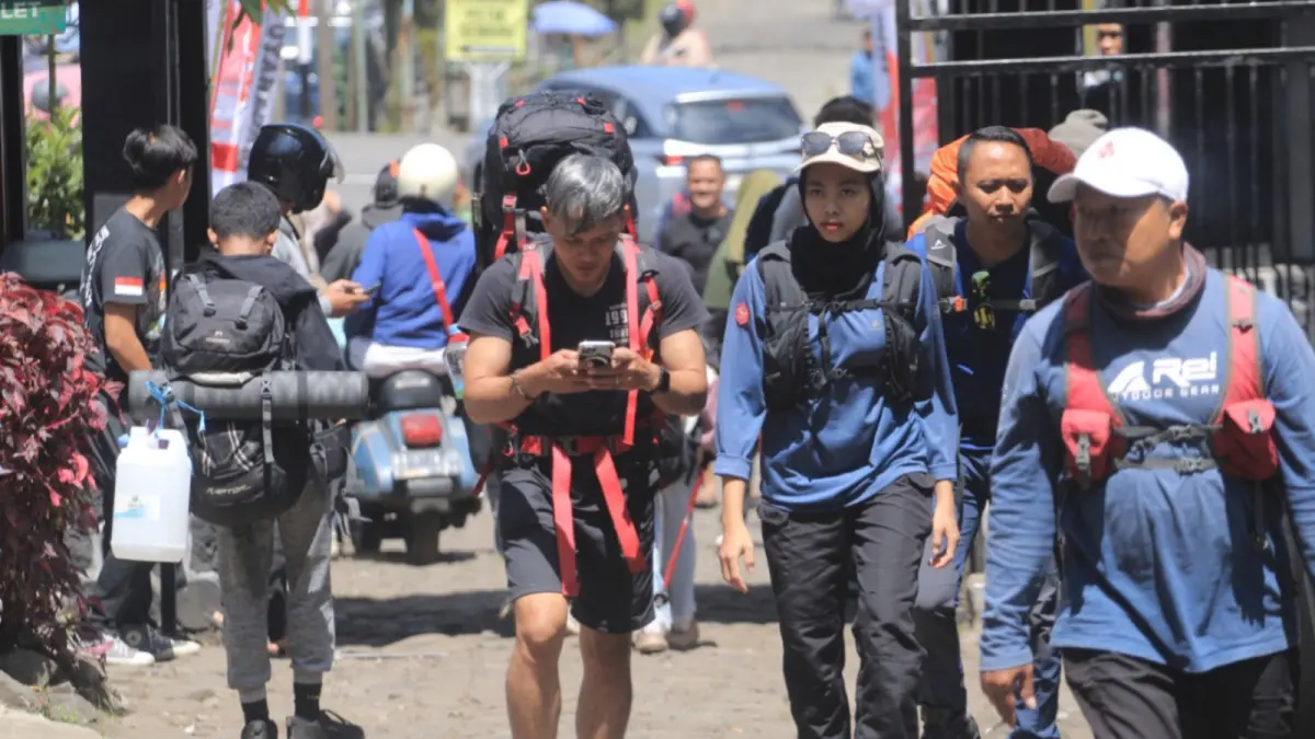CEGAH KARHUTLA: Para pendaki diajak ikut menjaga kawasan Gunung Lawu dari ancaman kebakaran hutan dan lahan selama musim kemarau. (Aji Putra/Radar Magetan)