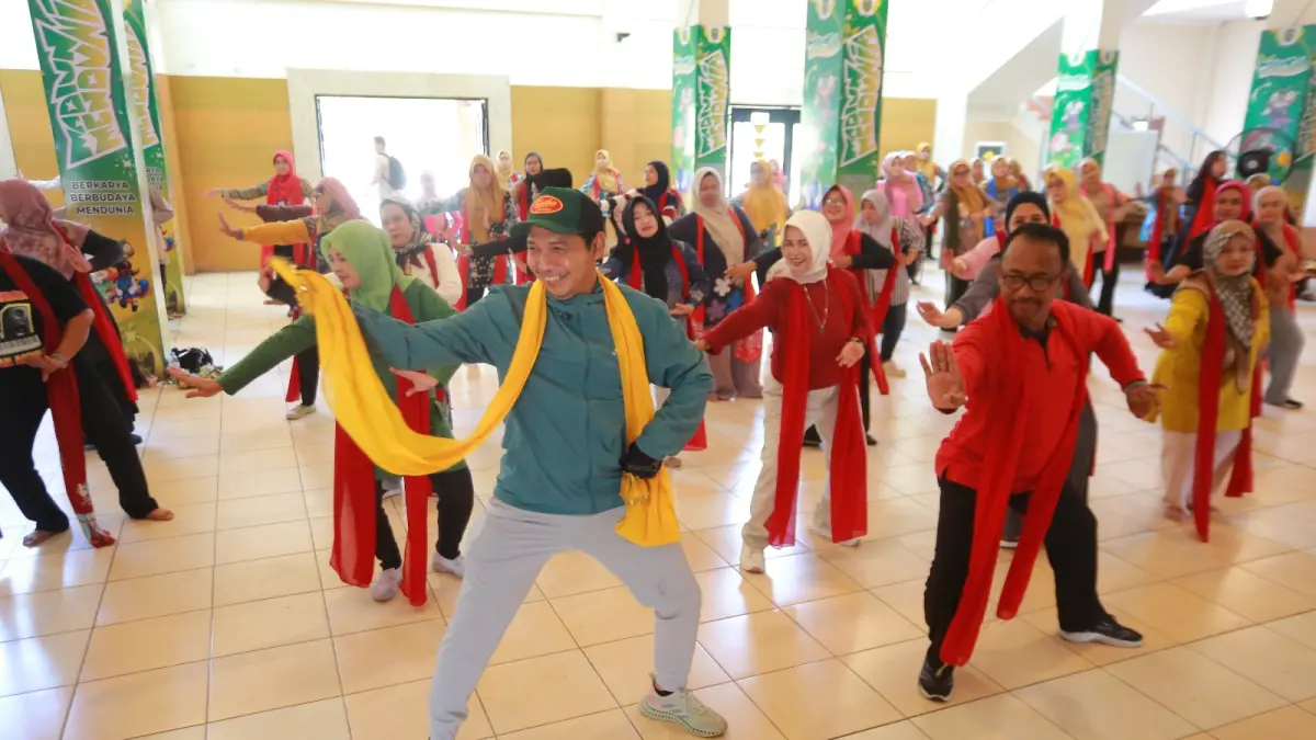 IKUT MENARI: Plt Wali Kota Madiun F. Bagus Panuntun mencoba mengikuti latihan tari bersama para ibu menjelang event Madiun Menari akhir Agustus. (Bagas Bimantara/Jawa Pos Radar Madiun)