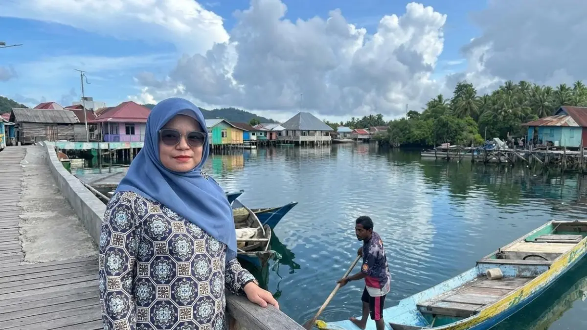 MENEMBUS LAUT: Wa Ode Sitti Rahmatiah Jufri alias Titin menjalankan tugas sebagai Mantri BRI dengan menyeberangi laut menuju Pulau Kaledupa, Wakatobi. 