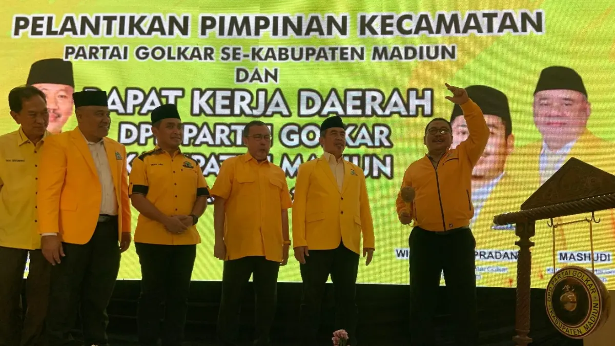 RAKERDA: Ketua DPD Partai Golkar Jawa Timur Ali Mufti bersama Bupati Madiun Hari Wuryanto saat membuka Rakerda DPD Partai Golkar Kabupaten Madiun. (LODITYA/RADAR MADIUN)
