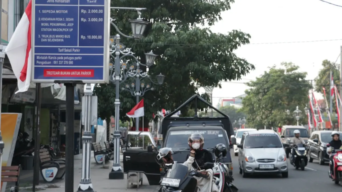 TARGET NAIK: Pemkab Ponorogo memasang informasi tarif parkir di sejumlah kantong padat kendaraan, termasuk Jalan HOS Cokroaminoto. (Sugeng Dwi N./Jawa Pos Radar Ponorogo)