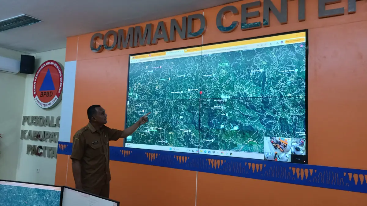 BERULANG: BPBD Pacitan menunjukkan lokasi episentrum gempa yang mengguncang wilayah selatan Pacitan, Minggu (9/8). (Nur Cahyono/Jawa Pos Radar Pacitan)