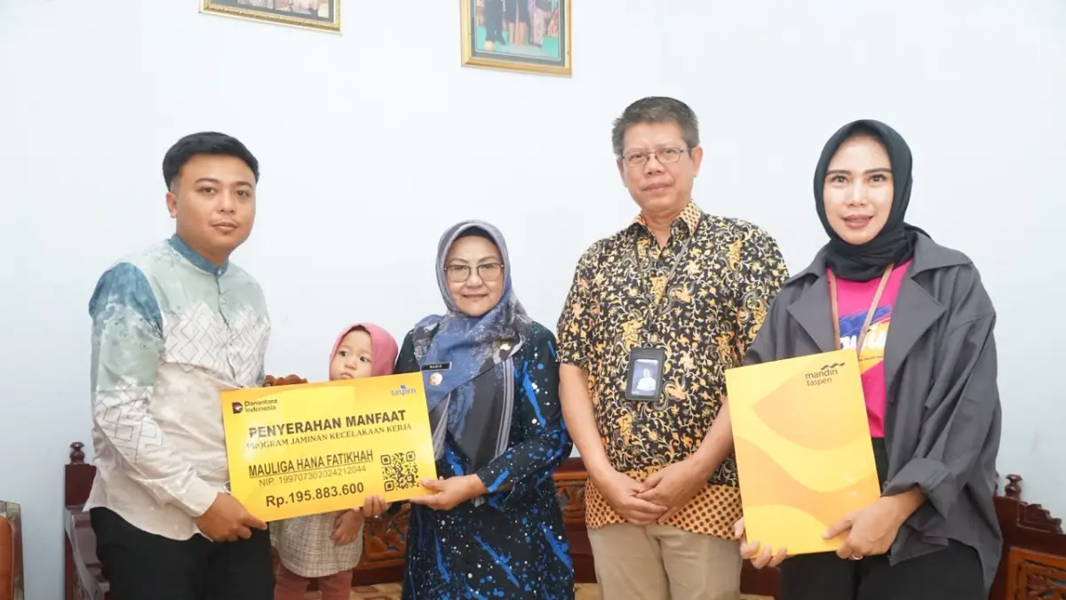 Bupati Magetan Nanik Endang Rusminiarti bersama Branch Manager TASPEN KC Madiun Susilo menyerahkan manfaat JKK Rp195,88 juta kepada ahli waris ASN Pemkab Magetan.
