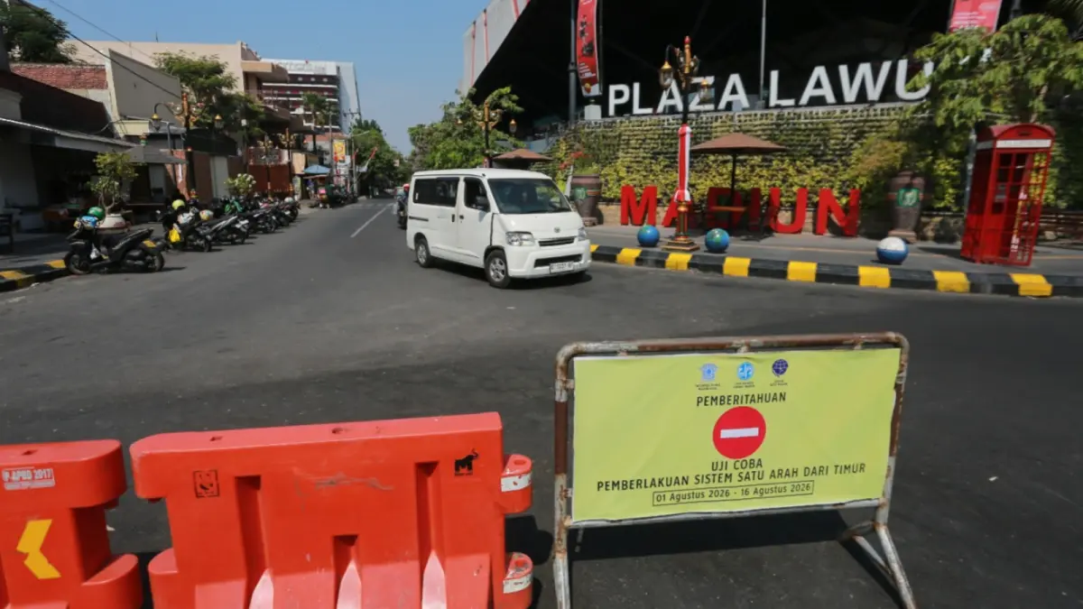 DIEVALUASI: Dishub Kota Madiun mengevaluasi uji coba rekayasa lalu lintas di sejumlah ruas jalan, termasuk penataan parkir kendaraan. (Bagas Bimantara/Jawa Pos Radar Madiun)
