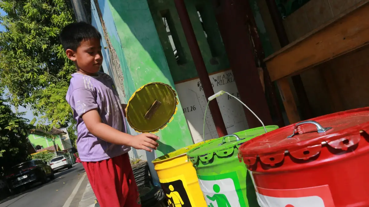 GERAKAN LINGKUNGAN: Warga Kota Madiun mulai membiasakan memilah sampah dari rumah melalui Program Pilah Sampah Terintegrasi Hijau. (Bagas Bimantara/Jawa Pos Radar Madiun)