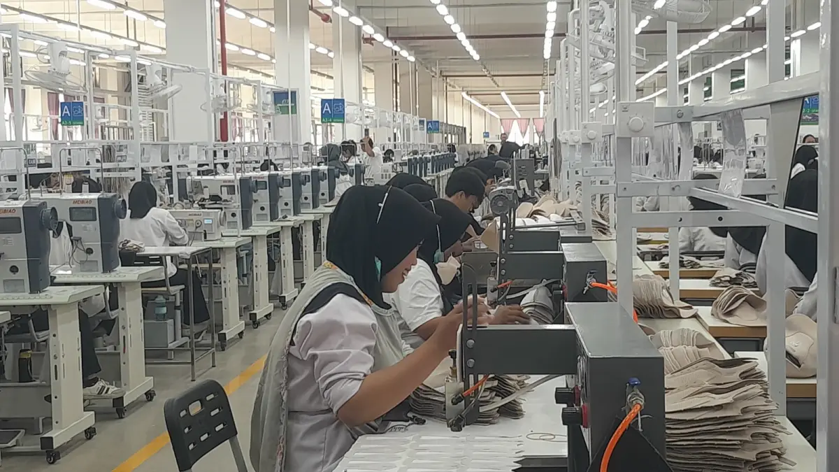 JAGA INVESTASI: Bupati Ngawi Ony Anwar Harsono saat berkunjung ke PT Sintec Industri Indonesia. (Asep Syaeful Bachri/Jawa Pos Radar Ngawi)