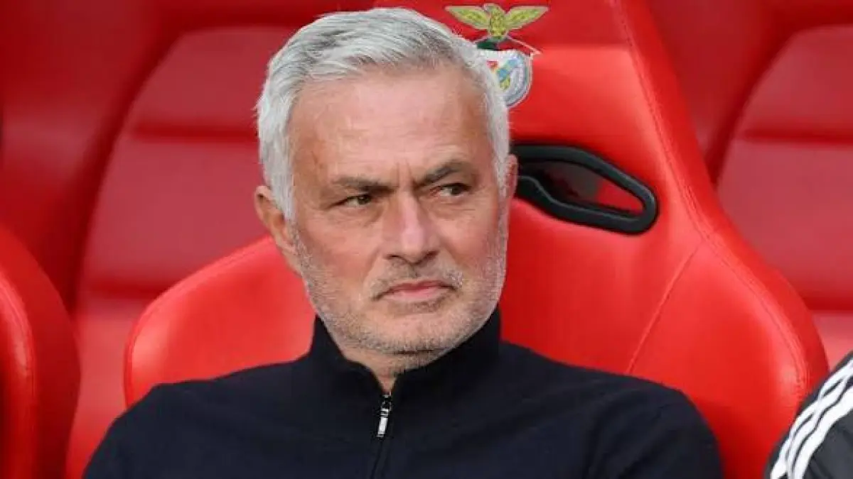 José Morinho adalah seorang pelatih dan mantan pemain sepak bola profesional Portugal yang kini melatih klub La Liga Real Madrid. Dikenal dengan julukan The Special One (goal.com)
