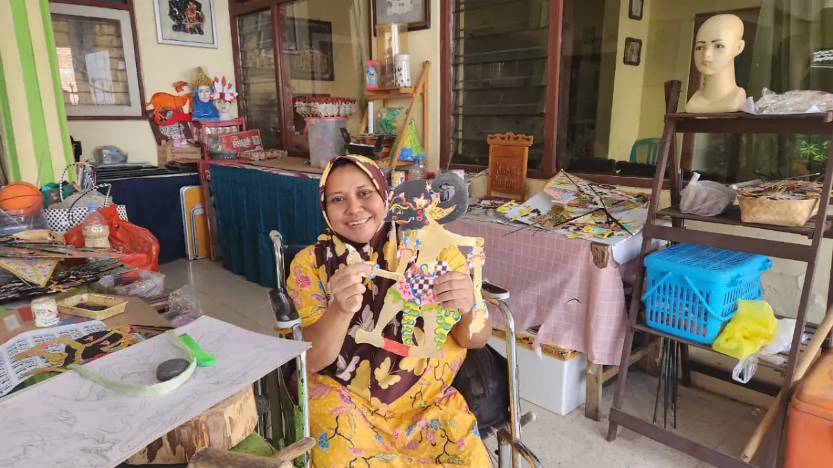 KREATIF: Herlin Susilowati menunjukkan kerajinan wayang buatannya di kawasan Klegen, Kota Madiun. Usaha tersebut dirintis sejak 2001 dengan memanfaatkan sisa bahan pembuatan wayang kulit.