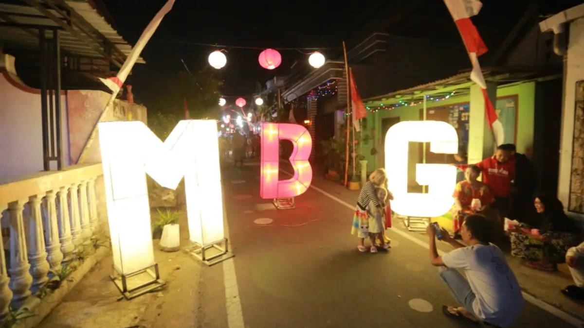 MEMBLUDAK: Warga memadati Festival Kampung Lampion Kaswari di Jalan Kaswari, Kelurahan Nambangan Kidul, Sabtu malam (8/8). (Bagas Bimantara/Jawa Pos Radar Madiun)