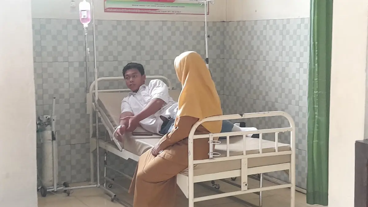 MENDAPAT PERAWATAN: Sejumlah siswa SMKS PPS 2 Ngrambe menjalani pemeriksaan medis di Klinik Pratama Aisyiyah Sine setelah mengalami keluhan usai menyantap MBG. (Asep Syaeful Bachri/Jawa Pos Radar Ngawi)