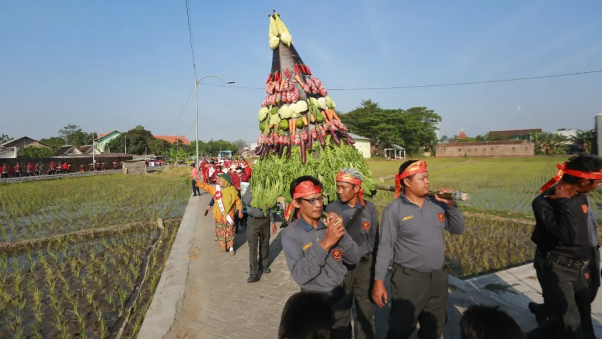 NGURI-NGURI BUDAYA: Masyarakat antusias mengikuti tradisi Bersih Desa Klegen yang kembali digelar setelah beberapa tahun vakum. (Bagas Bimantara/Jawa Pos Radar Madiun)