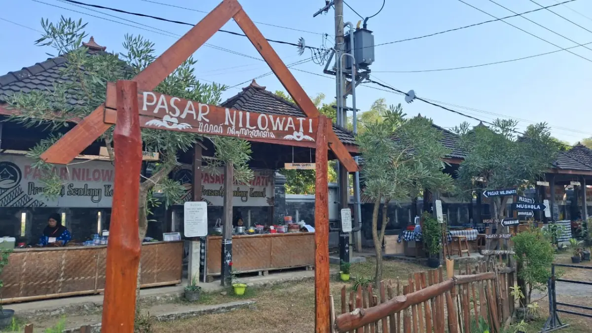 Pasar Nilowati di situs Prasasti Sendang Kamal Magetan menawarkan jajanan jadul, transaksi koin batok kelapa, hingga Tari Gambyong setiap pagi.  (HANINDA NAVYRA PUTRI/MAGANG RADAR MADIUN)