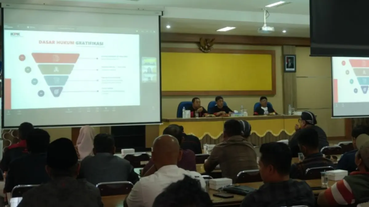 PERKUAT INTEGRITAS: Pemkab Ponorogo bersama KPK memberikan sosialisasi pengendalian gratifikasi kepada ASN dan penyedia jasa untuk mencegah potensi korupsi. (Diskominfo untuk Jawa Pos Radar Ponorogo)