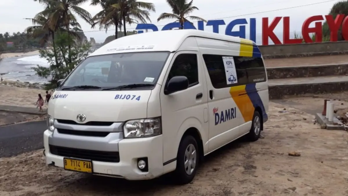 PERLUAS RUTE: Trayek DAMRI Pacitan menuju Stasiun Tulungagung diwacanakan diperpanjang hingga Pantai Serang, Blitar, untuk memperkuat konektivitas wisata. (Nur Cahyono/Jawa Pos Radar Pacitan)