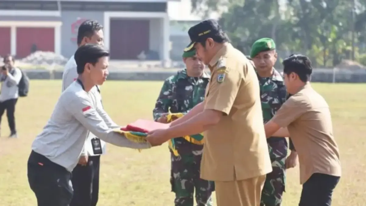 PETUALANGAN BAWAH TANAH: Wabup Pacitan Gagarin Sumrambah melepas para caver yang mengikuti Ekspedisi Gahvara Yava 2026 di Luweng Ombo. (Prokopim untuk Jawa Pos Radar Pacitan)