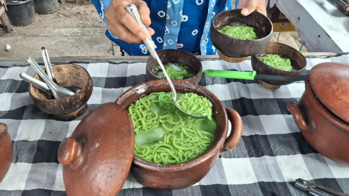 Salah satu sajian kuliner jadul di Pasar Nilowati, situs Prasasti Sendang Kamal Magetan. (HANINDA NAVYRA PUTRI/MAGANG RADAR MADIUN)