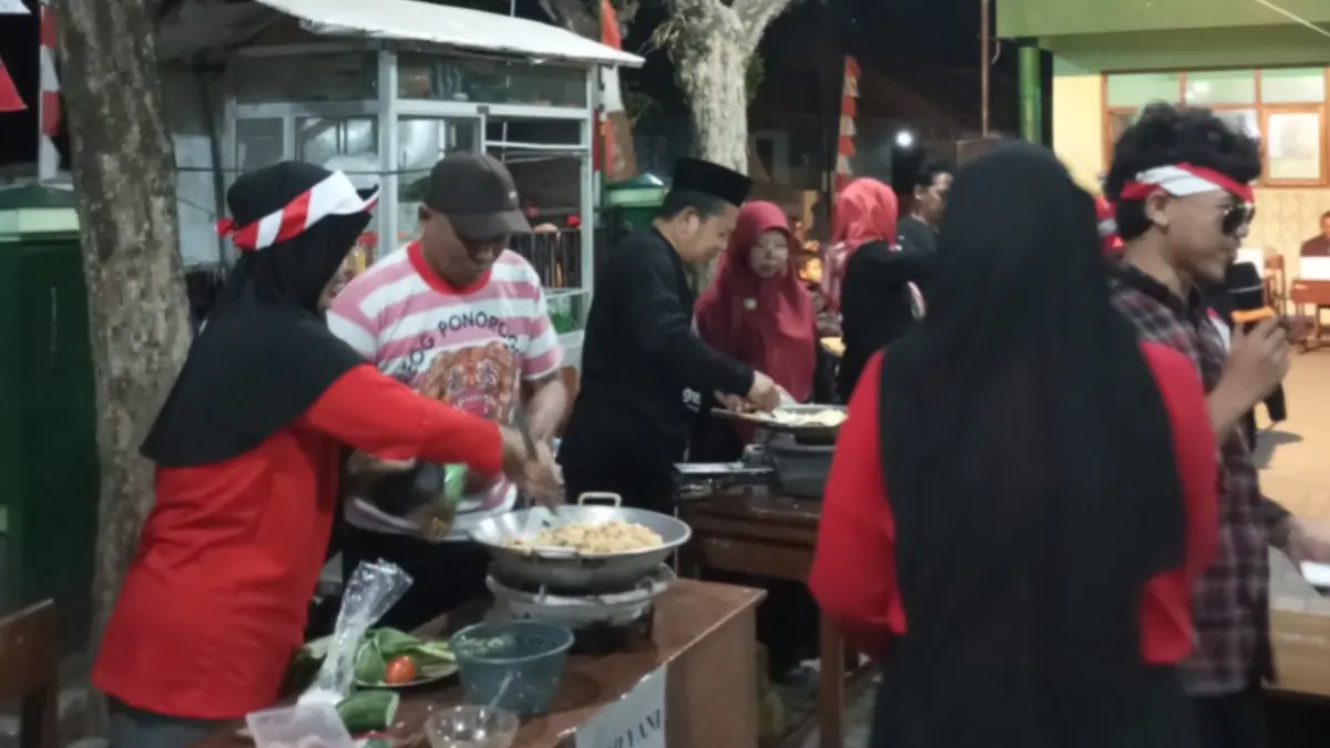 SEMARAK KEMERDEKAAN: Warga Mayak, Tonatan, Ponorogo mengikuti lomba masak nasi goreng dengan kostum unik untuk memeriahkan HUT ke-81 RI. (Sugeng Dwi N./Jawa Pos Radar Ponorogo)