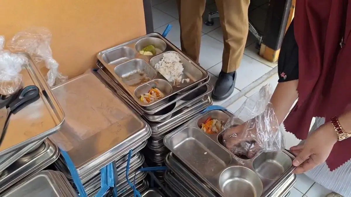 SETELAH DIKONSUMSI: Ompreng MBG yang disalurkan ke SMKS PPS 2 Ngrambe sebelum muncul keluhan kesehatan pada sejumlah siswa. (Asep Syaeful Bachri/Jawa Pos Radar Ngawi)