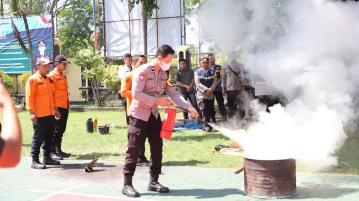 SIAP HADAPI KEBAKARAN: Bhabinkamtibmas Polres Magetan mengikuti pelatihan penggunaan APAR dan penanganan awal kebakaran bersama BPBD.