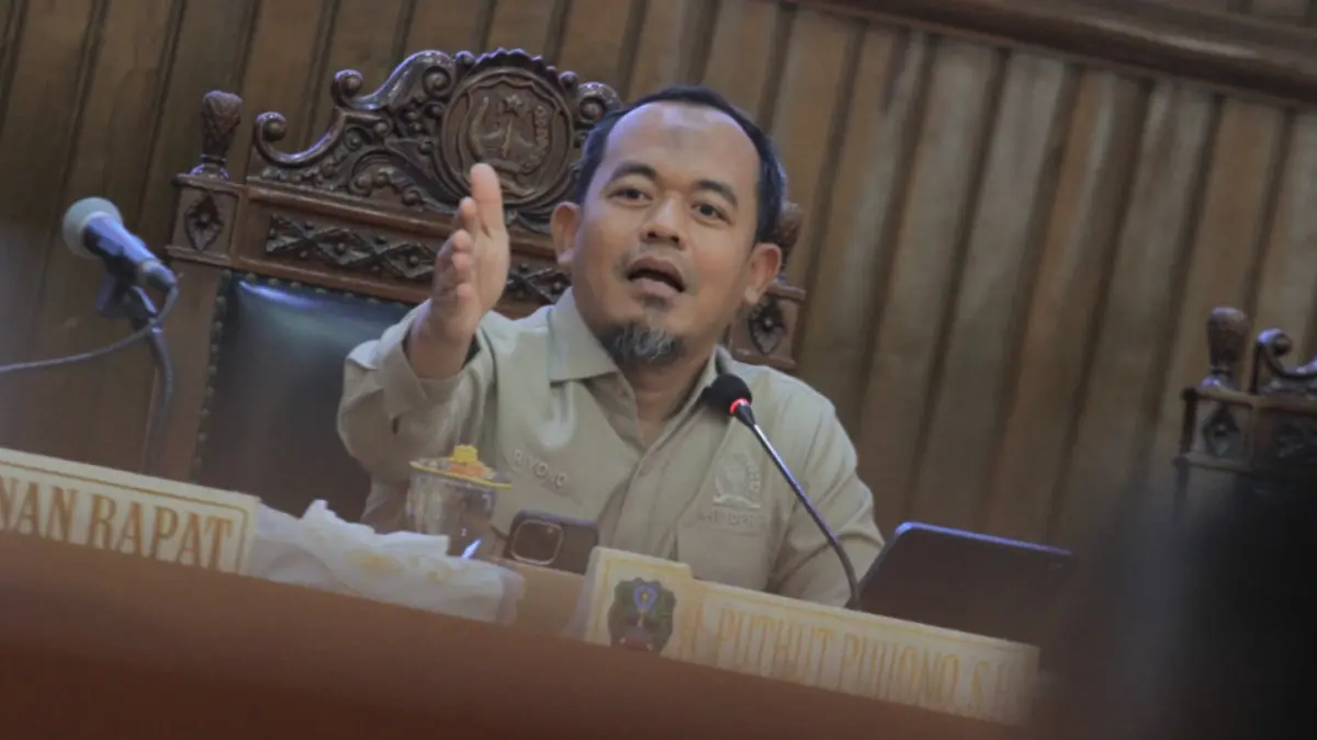 TERTEKAN: Peternak ayam petelur di Magetan menghadapi harga jual telur Rp 19 ribu–Rp 20 ribu per kilogram, sementara biaya pokok produksi mencapai sekitar Rp 23.400 per kilogram. AJI PUTRA/RADAR MAGETAN