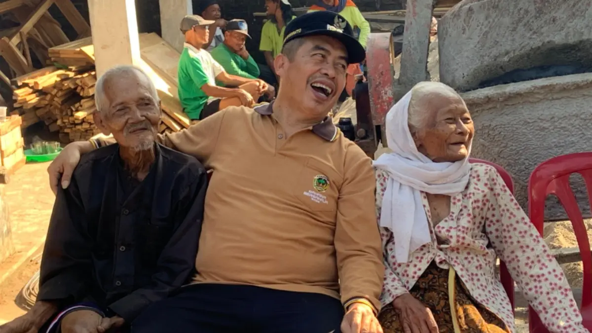 TETAP PRODUKTIF: Bupati Madiun Hari Wuryanto bercengkerama dengan warga lanjut usia. DOK RADAR MADIUN