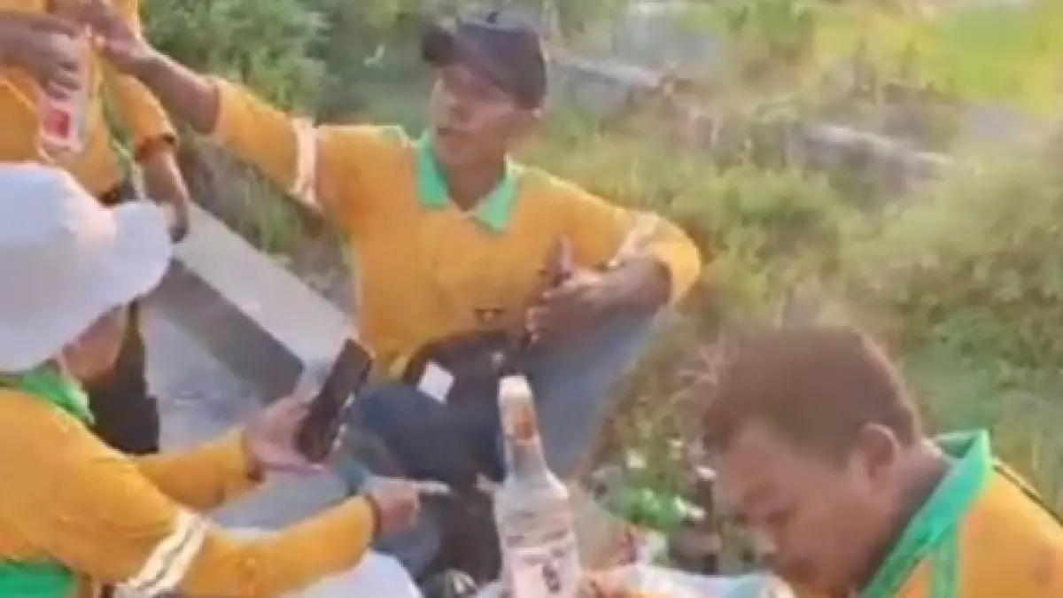 BIKIN GELENG KEPALA: Tumpukan botol minuman keras ditemukan di saluran drainase Jalan Siliwangi, Ngawi, saat kerja bakti. 