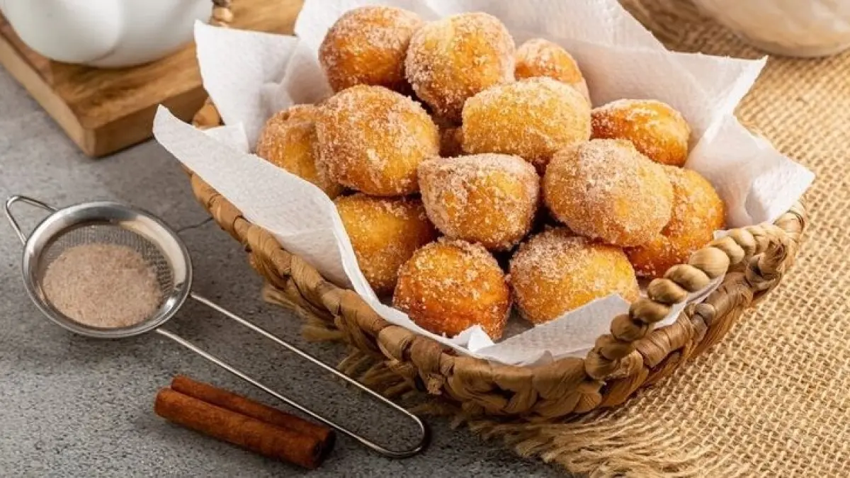 Bolinho de chuva, camilan khas Brasil berupa adonan goreng bertabur gula dan kayu manis.