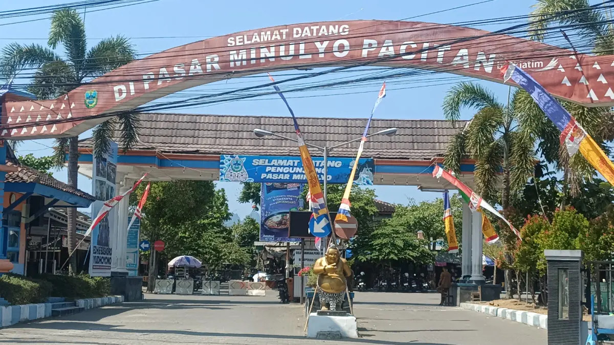 DIEVALUASI: Aktivitas di Pasar Minulyo, Pacitan. Sistem pengelolaan dan pengawasan retribusi pasar bakal diperketat setelah temuan Rp 259 juta yang sempat tidak masuk ke kas daerah. NUR CAHYONO/JAWA POS RADAR PACITAN