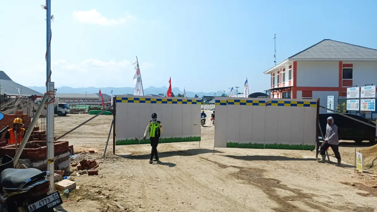 DIKEBUT: Pekerja menyelesaikan pembangunan kompleks Sekolah Rakyat Terintegrasi Pacitan. NUR CAHYONO/RADAR PACITAN