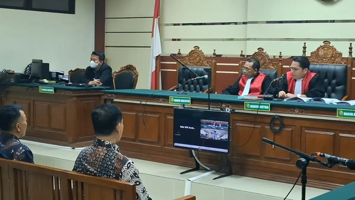 DITUNDA: Bupati Ponorogo nonaktif Sugiri Sancoko menyapa simpatisan sebelum mengikuti sidang di Pengadilan Tipikor Surabaya, Selasa (11/8).