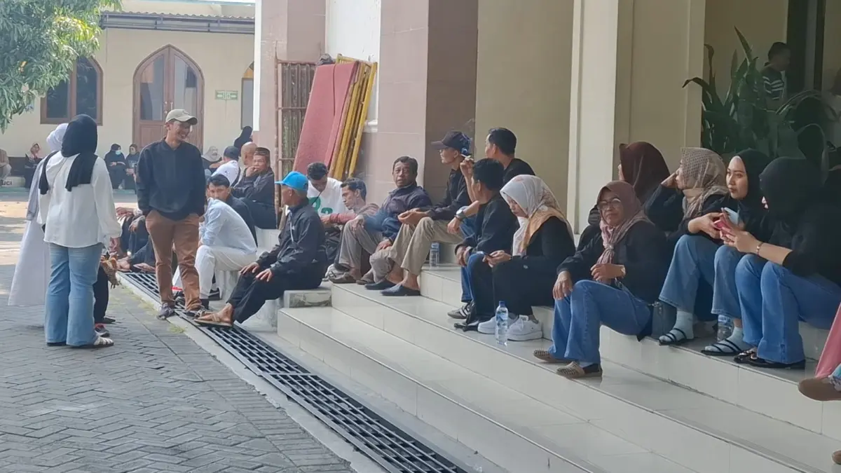KAWAL VONIS: Ratusan simpatisan asal Ponorogo memadati sekitar Ruang Sidang Cakra Pengadilan Tipikor Surabaya menjelang pembacaan vonis Bupati Ponorogo nonaktif Sugiri Sancoko, Selasa (11/8).