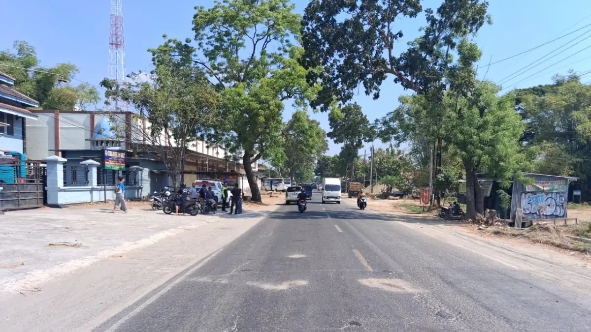 KECELAKAAN MAUT: Petugas menangani kecelakaan yang melibatkan sepeda motor dan bus di Jalan Raya Madiun–Ponorogo, Desa Glonggong, Kecamatan Dolopo.