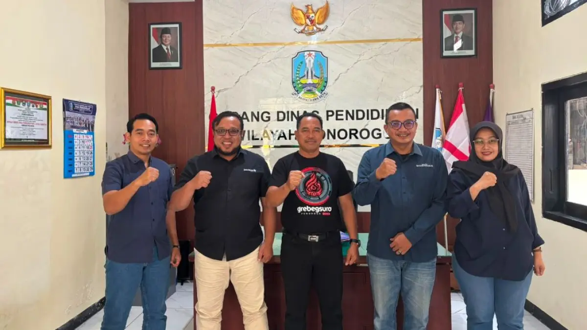 Kepala Cabdindik Wilayah Magetan-Ponorogo Maskun (tiga dari kiri) bersama Direktur Jawa Pos Radar Madiun Ockta Prana Lagawira (dua dari kiri) dan jajaran manajemen.