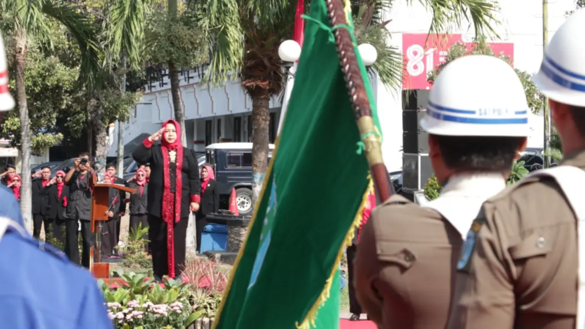 MOMENTUM BANGKIT: Plt Bupati Ponorogo Lisdyarita memimpin upacara peringatan Hari Jadi ke-530 Kabupaten Ponorogo, Selasa (11/8). SUGENG DWI N./JAWA POS RADAR PONOROGO