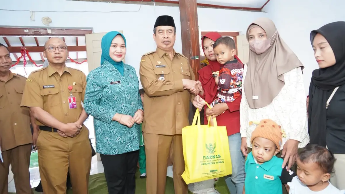 PEDULI: Bupati, ketua TP PKK, beserta BKKBN Perwakilan Provinsi Jatim, perwakilan Dinkes Jatim dan BPS Jatim serta OPD berfoto bersama. (LODITYA/RADAR MADIUN)