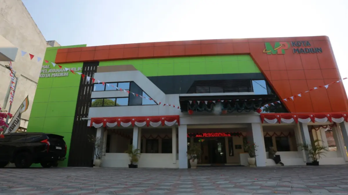 PEMBANGUNAN TAHAP DUA: Proyek penataan lanskap MPP Kota Madiun dimenangi rekanan dengan nilai penawaran tepat 20 persen di bawah HPS. (Bagas Bimantara/Jawa Pos Radar Madiun)