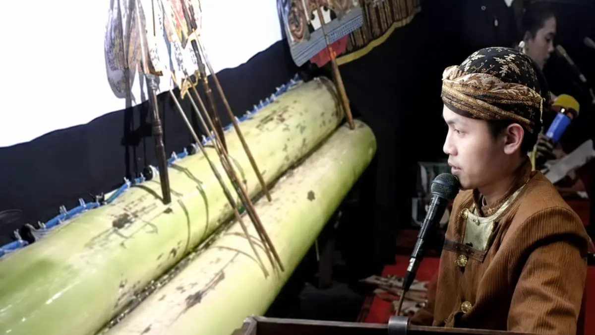 Pementasan wayang kulit oleh dalang Ki Damar.