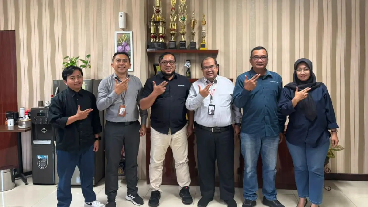 PERERAT SILATURAHMI: Pemimpin Cabang Bank Jatim Magetan M Bagus Kurniawan (tiga dari kanan) bersama Direktur Jawa Pos Radar Madiun Ockta Prana Lagawira (tiga dari kiri) dan jajaran manajemen usai pertemuan silaturahmi.