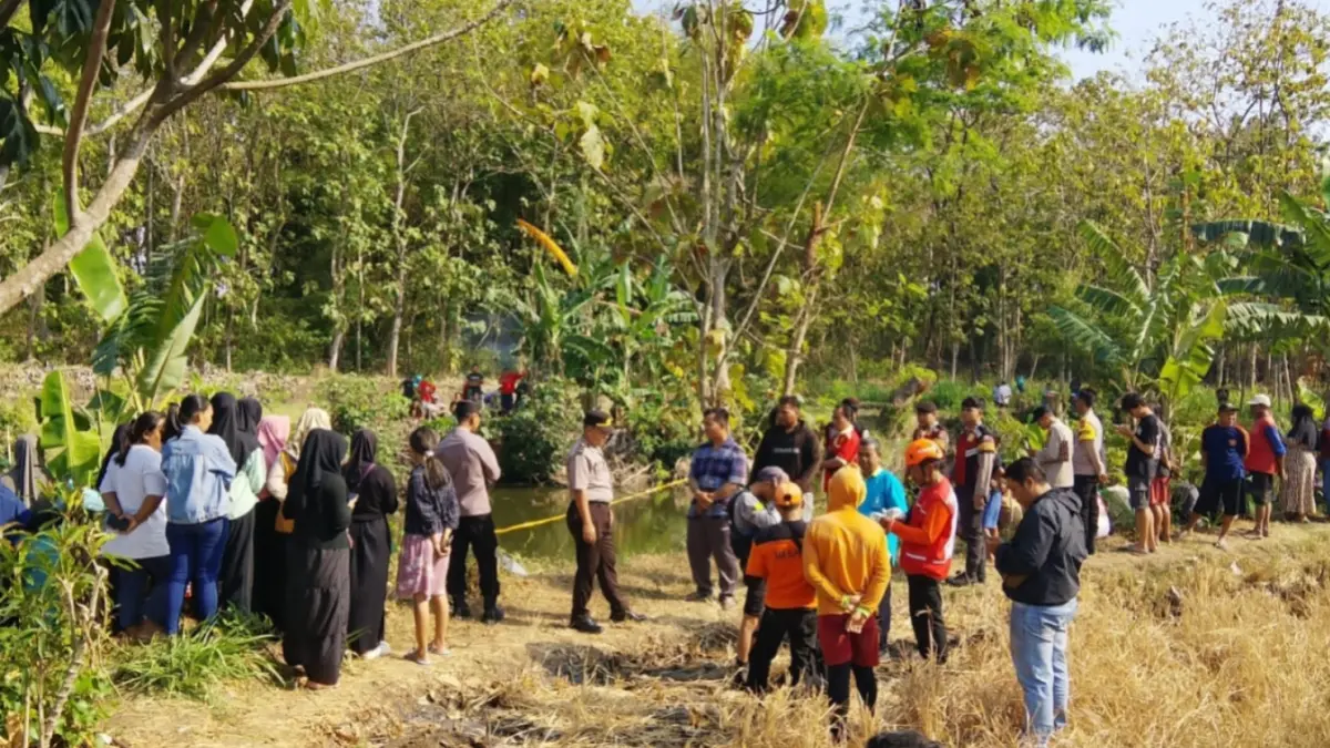 Petugas mengevakuasi jasad Khanani, 51, dari Sungai Kedung Merak, Desa Gemarang, Kecamatan Kedunggalar, Ngawi, Selasa (11/8). ASEP SYAEFUL BACHRI/JAWA POS RADAR NGAWI