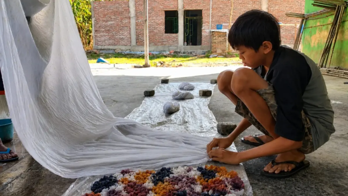 PRODUKTIF: Penyandang disabilitas mengerjakan Batik Ciprat di Desa Simbatan, Magetan. Kerajinan tersebut menjadi wadah kreativitas sekaligus membuka peluang penghasilan bagi difabel. AULIYA NUR AISYAH/MAGANG RADAR MADIUN