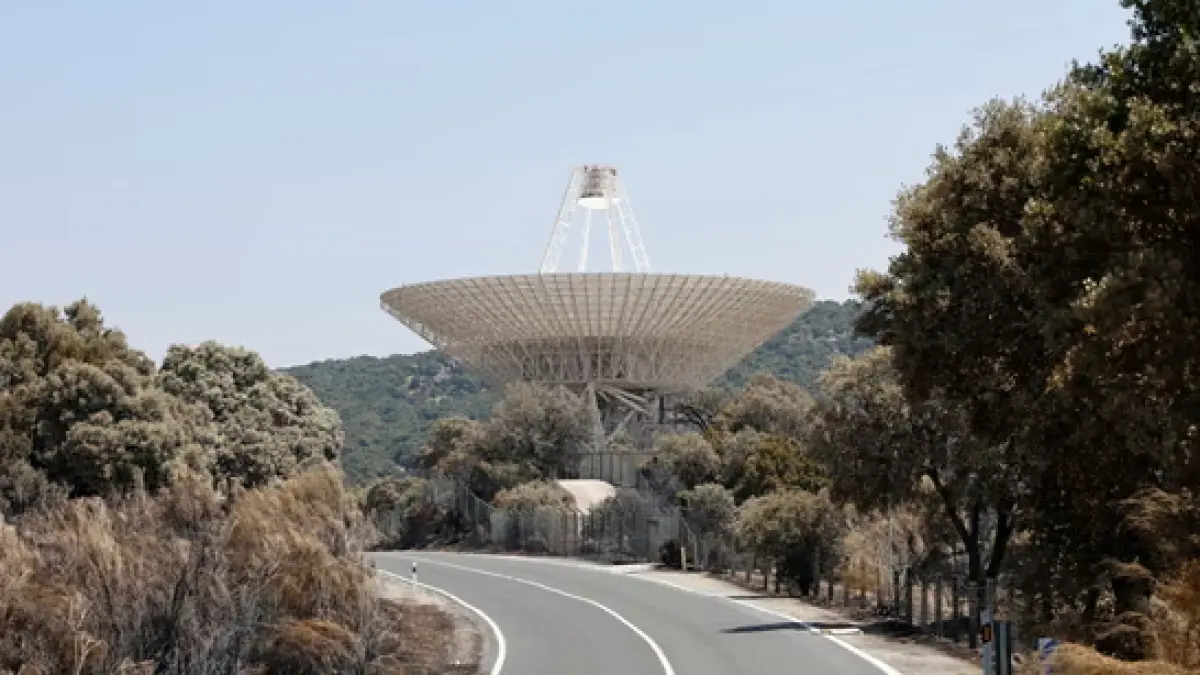 Stasiun NASA di Robledo de Chavela, Madrid, Spanyol, pada 29 Juli. NASA telah memasang empat teleskop berdaya tinggi di wilayah barat laut Spanyol, tempat mereka akan menyiarkan gerhana secara langsung kepada lebih dari 10 juta penonton. (The Guardian)