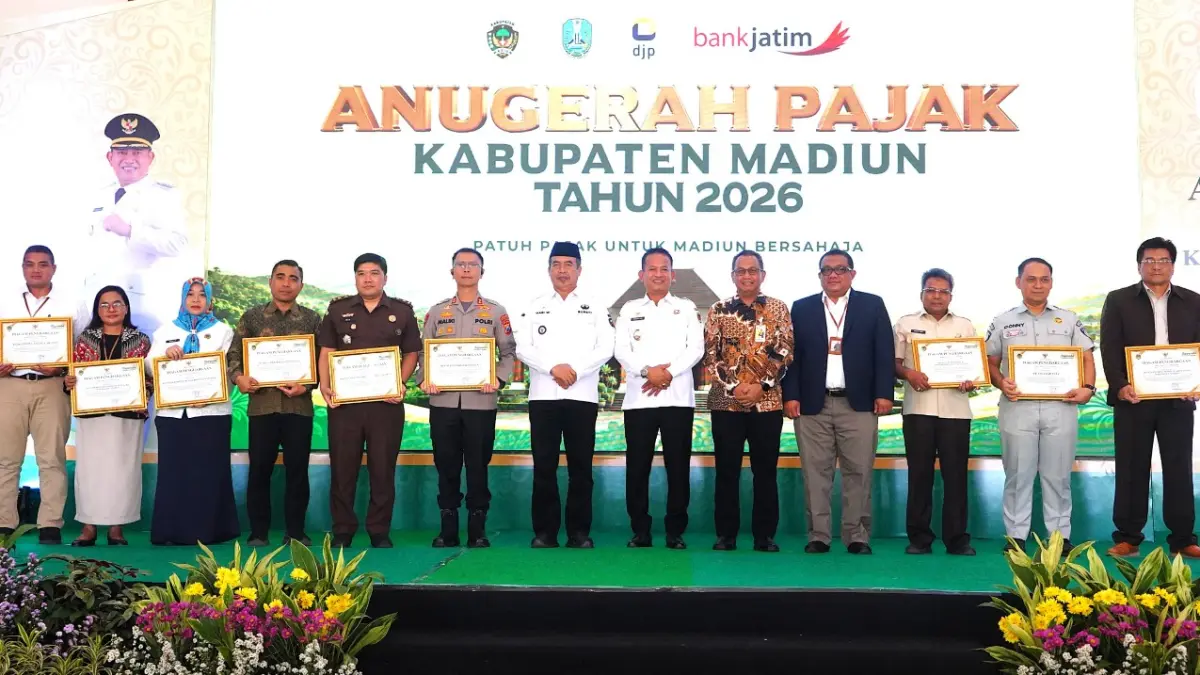 ANUGERAH: Bupati dan wabup berfoto bersama dengan penerima Anugerah Pajak Kabupaten Madiun 2026. (PROKOPIM MADIUN)
