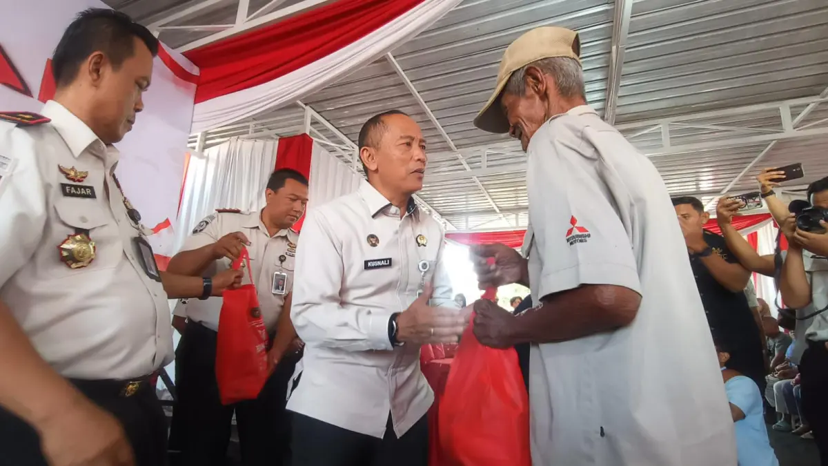 BERBAGI: Jajaran pemasyarakatan Madiun Raya membagikan paket bansos kepada 200 warga dalam bakti sosial yang dipusatkan di Lapas Kelas I Madiun.