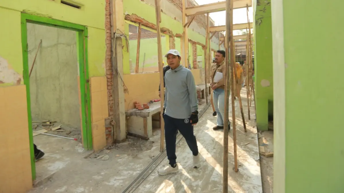 CEK PROGRES: Plt Wali Kota Madiun F. Bagus Panuntun meninjau pengerjaan revitalisasi ruang kelas dan fasilitas pendidikan di SDN Manguharjo dan SDN Ngegong, Selasa (11/8). BAGAS BIMANTARA/JAWA POS RADAR MADIUN