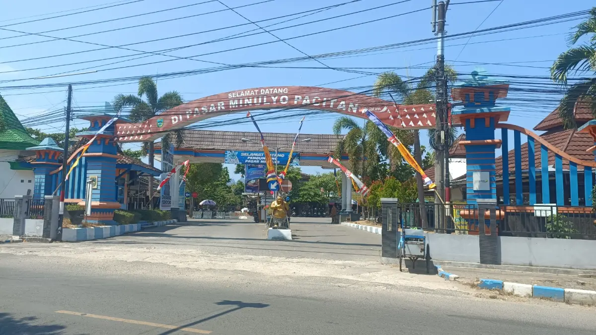 DIEVALUASI: DPRD Pacitan mengusulkan rotasi tahunan petugas pemungut retribusi Pasar Minulyo untuk memperketat pengawasan. (NUR CAHYONO/JAWA POS RADAR PACITAN)