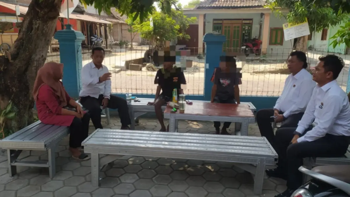 EVALUASI: Petugas kepolisian mengevaluasi pelayanan di Balai Rehabilitasi Pecandu Narkoba Al Kholiqi Ngawi, Selasa (11/8). (POLRES NGAWI UNTUK RADAR NGAWI)