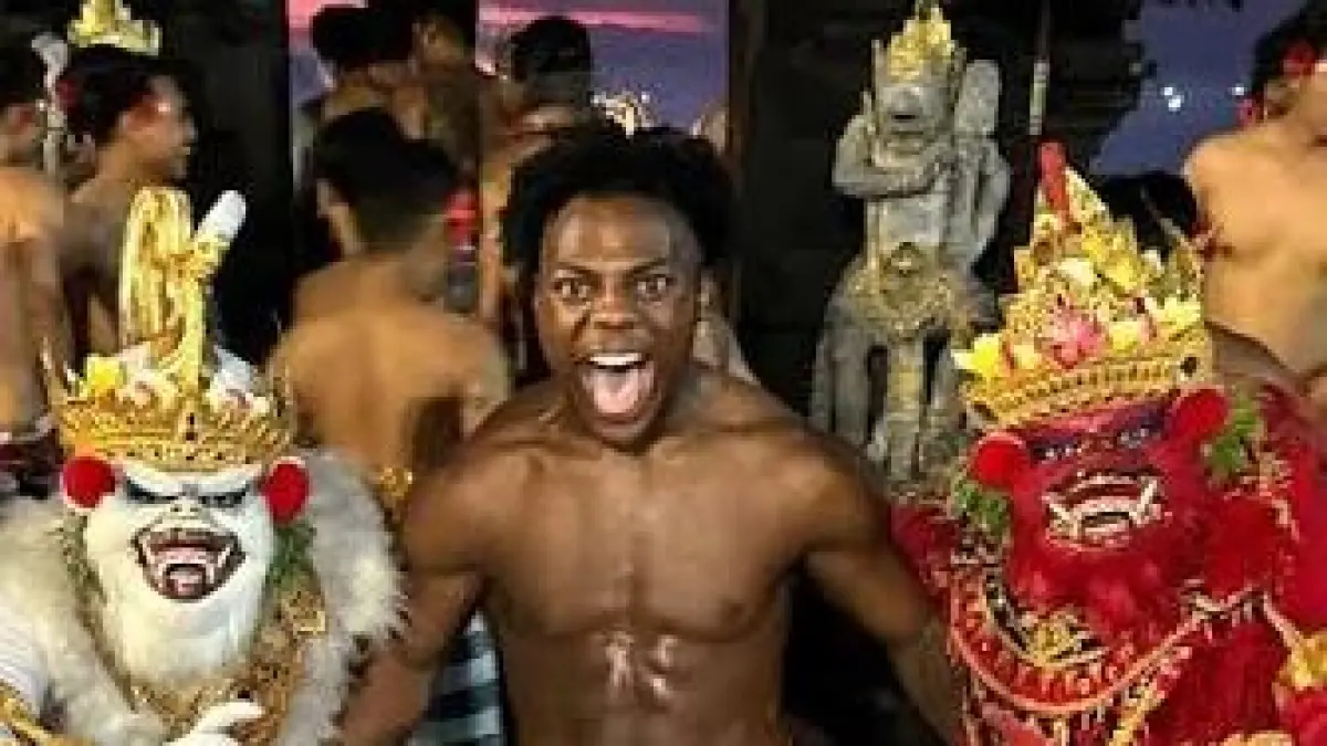 IShowSpeed mengunjungi Bali dan berfoto bersama penari Kecak (Instagram)