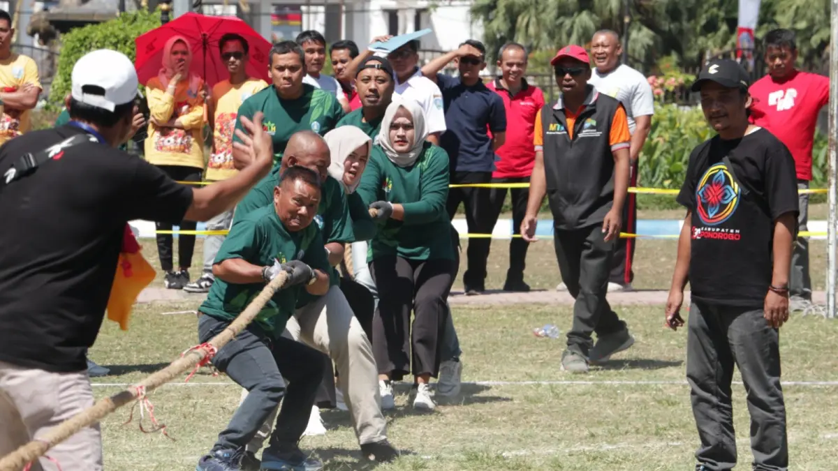 KOMPAK: ASN Pemkab Ponorogo adu kekuatan dalam lomba tarik tambang untuk menyemarakkan HUT ke-81 Kemerdekaan RI, Rabu (12/8). (SUGENG DWI N./JAWA POS RADAR PONOROGO)