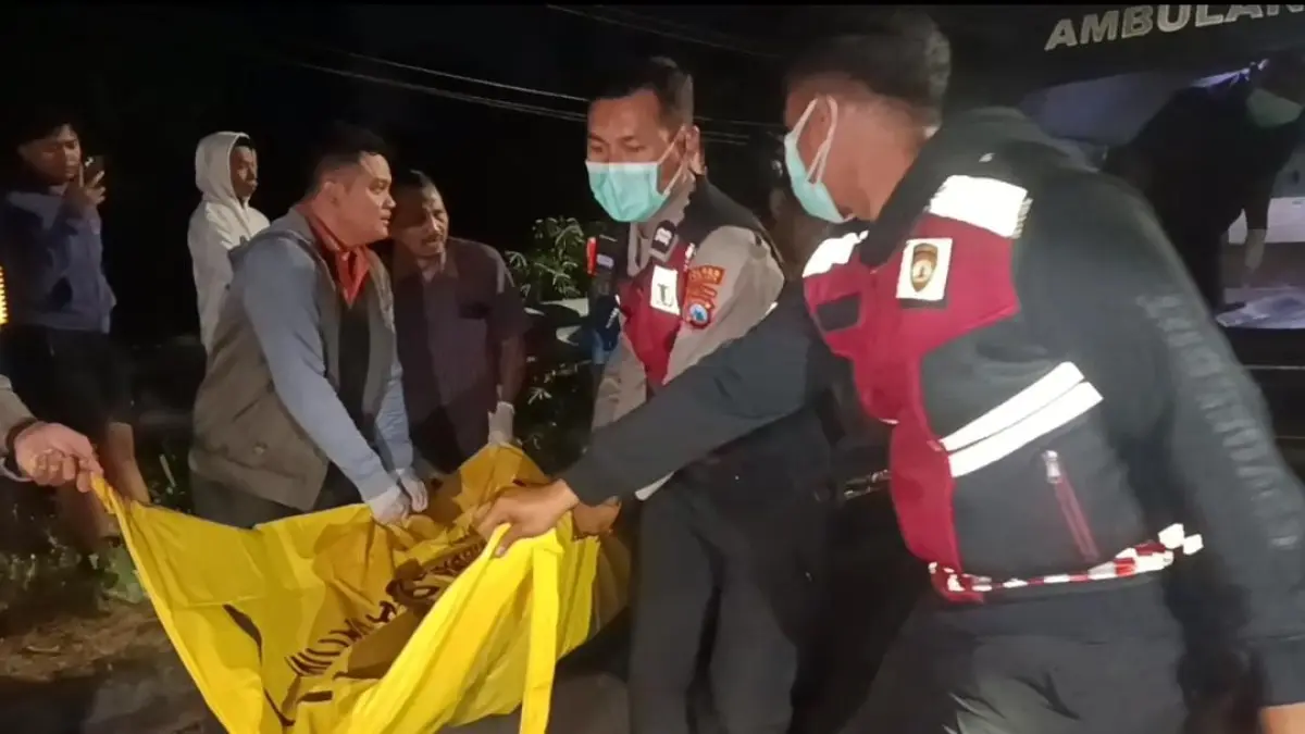 MASIH MISTERIUS: Petugas mengevakuasi mayat laki-laki yang ditemukan di bawah Jembatan Resogati, Kelurahan Sogaten, Kecamatan Manguharjo, Kota Madiun, Selasa (11/8) malam. FOTO: ISTIMEWA